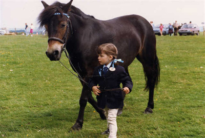 ponei-exmoor-si-fetita-a-cara